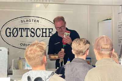 Steen Gøttsche havde travlt med at levere ristede frankfurtere til VM-gæsterne - men ikke mere travlt, end at der også var tid til at nyde »den fantastiske fest«, som han beskriver den.