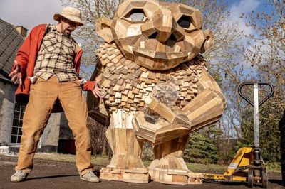 Lomme Ulrik er en af Thomas Dambos mindre skovtrolde, der til gengæld er en meget rejselysten en af slagsen. Fra den 23. maj og en måneds tid frem vil han slå sig ned ved Daugbjerg Kalkgruber, hvor man kan besøge ham i åbningstiderne. Privatfoto