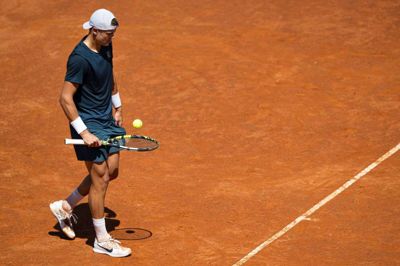 Holger Rune var senest i kamp i Rom. Mandag tager han hul på French Open. (Arkivfoto).