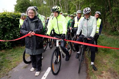Anne Marie Søe Nørgaard (V) fra Herning Kommunes udvalg for miljø, infrastruktur- og natur holdt indvielsestalen og klippede silkesnoren, da den nye cykelsti langs den nordlige del af Tjørring Hovedgade blev indviet.
