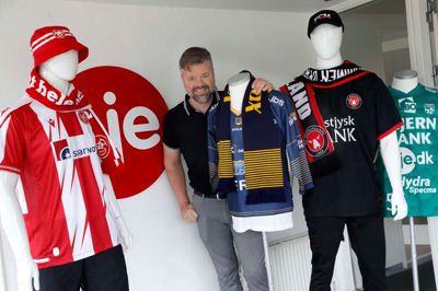 Bo Handberg kan melde om juletravlhed to gange - først med firmagaver og siden med sportsmerchandise