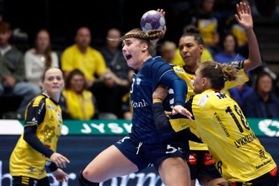 Odense norske stjerne Thale Rushfeldt Deila (i.m.) bryder igennem Ikast-forsvaret og scorer et af sine i alt 10 mål i lørdagens DM-semifinale i IBF Arena.