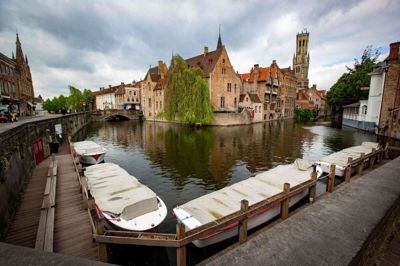 Brugge i Belgien opfordrer byens turister til at lade brosten fra de gamle middelaldergader ligge. (Arkivfoto).