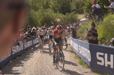 Giulio Ciccone (forrest) var godt kørende i Giro d'Italia, indtil han lørdag kom til skade. (Arkivfoto).
