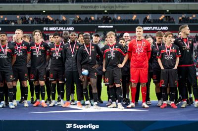 Skuffelsen lyser ud af FCM-spillerne, mens de tager imod sølvmedaljer og klapsalver fra tilskuerne på MCH Arena. De havde håbet på mere.