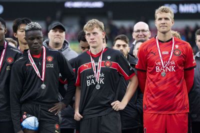 Jonas Lössl (yderst til højre) og de øvrige FCM-spillere fik overrakt sølvmedaljer efter sejren over Randers.
