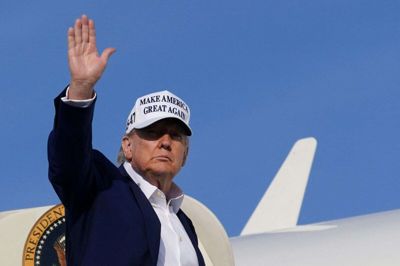 USA's præsident, Donald Trump, går om bord på Air Force One natten til mandag efter et besøg i Morristown i delstaten New Jersey.