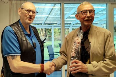 Formand i Nørrejyske Feltartilleriforening og sekretær i DFB Skyttelaug Preben Sloht (tv) ønsker tillykke til Claus Hvid, der blev dobbelt vinder af veteranrækken. Privatfoto
