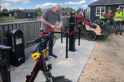 John Thomsen (V) indviede den nye cykelservicestation ved Søby Brunkulsmuseum.