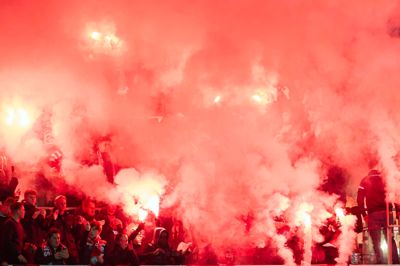 Det absolut store flertal af SIF-supportere heppede på hjemmeholdet på Jysk Park. Men en lille gruppe af Silkeborg-tilhængere forsøgte ad to omgange at komme i slagsmål med Viborg-fans.
