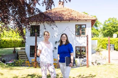 Kersti Tägtstrøm Møller (t.v.) havde for nylig besøg af tv-holdet fra I hus til halsen, der gav hendes villa en overhaling. Nu skal Anne Gaardsted Mogensen fra Danbolig så forsøge at sælge den.