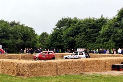 Det trak omkring 600 tilskuere til, da da Daugbjerg fredag den 23. maj afviklede Carboxing på byens stadion med otte deltagere i skrotningsmodne biler. Privatfoto