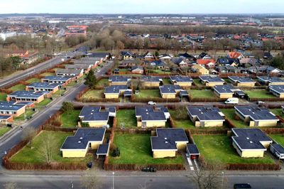 Metronome Productions leder efter deltagere til næste sæson af TV 2-programmet »Nybyggerne«, som skal optages i Herning, hvor opgaven bliver at renovere fire gamle lægeboliger. Produktionsselskabet har dog endnu ikke sikret sig de fire huse, som bliver solgt til højestbydende i et offentligt udbud.