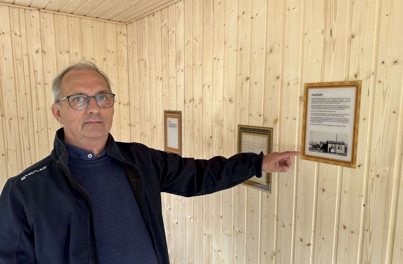 I den lille træhytte i frugtlunden kan man blive klogere på det slidsomme liv med at grave brunkul fra omkring anden verdenskrig til starten af 1960'erne. Finn Eilenberger lover, at der vil blive føjet endnu mere til historien om brunkulsarbejderne.