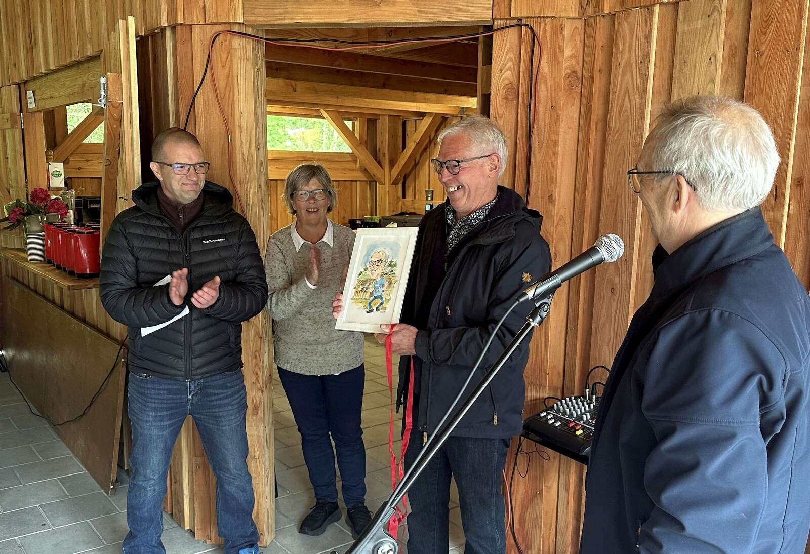 Mange frivillige kræfter har været i spil for at forsyne Sdr. Resen Naturpark med en frugtlund og en flot, ny pavillon, men særligt én person har ydet en ekstraordinær indsats. Det er Vagn Guldhammer, der som tak fik overrakt en karikaturtegning af sig selv, mens hans hustru, Birgit, formand for Landdistriktsudvalget Kim Dongsgaard (tv) og formand for Sdr. Resen Borgerhus og Naturpark Finn Eilenberger gav ham et fortjent bifald med på vejen.