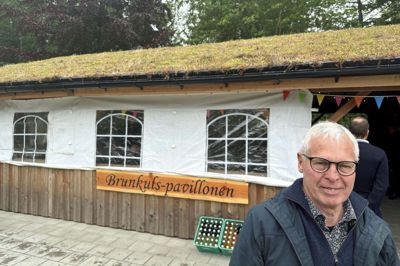 Brunkulspavillonen, der kan rumme en hel byfest, er overdækket med et såkaldt sedum-tag bestående af fem forskellige plantearter, som ifølge Vagn Guldhammer fra Sdr. Resen Borgerhus og Naturpark ikke kræver pasning, men bare blomstrer engang imellem. Han ses her under indvielsen den 23. maj 2025.