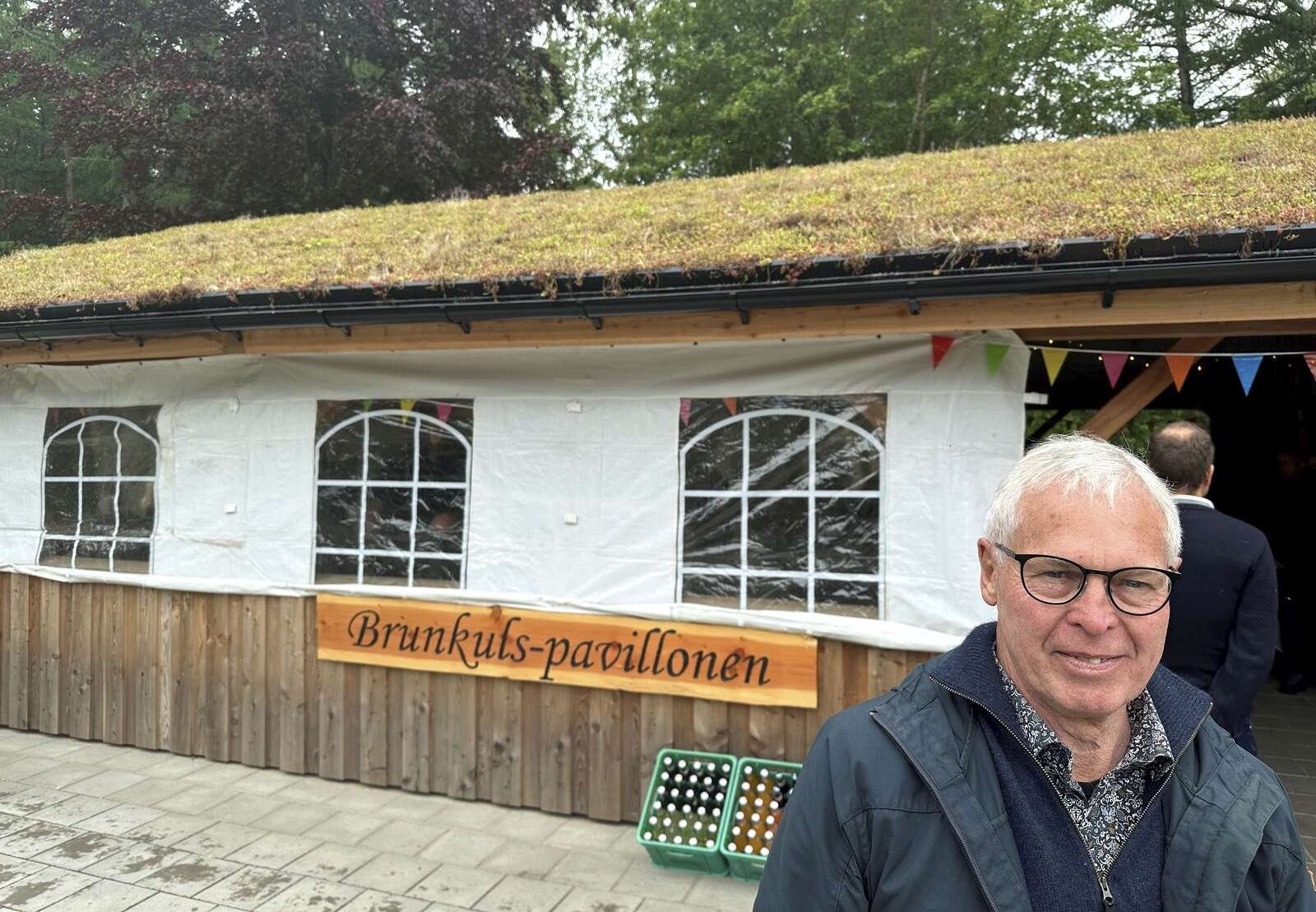Brunkulspavillonen er overdækket med et såkaldt sedum-tag bestående af fem forskellige plantearter, som ifølge Vagn Guldhammer fra Sdr. Resen Borgerhus og Naturpark ikke kræver pasning, men bare blomstrer engang imellem.