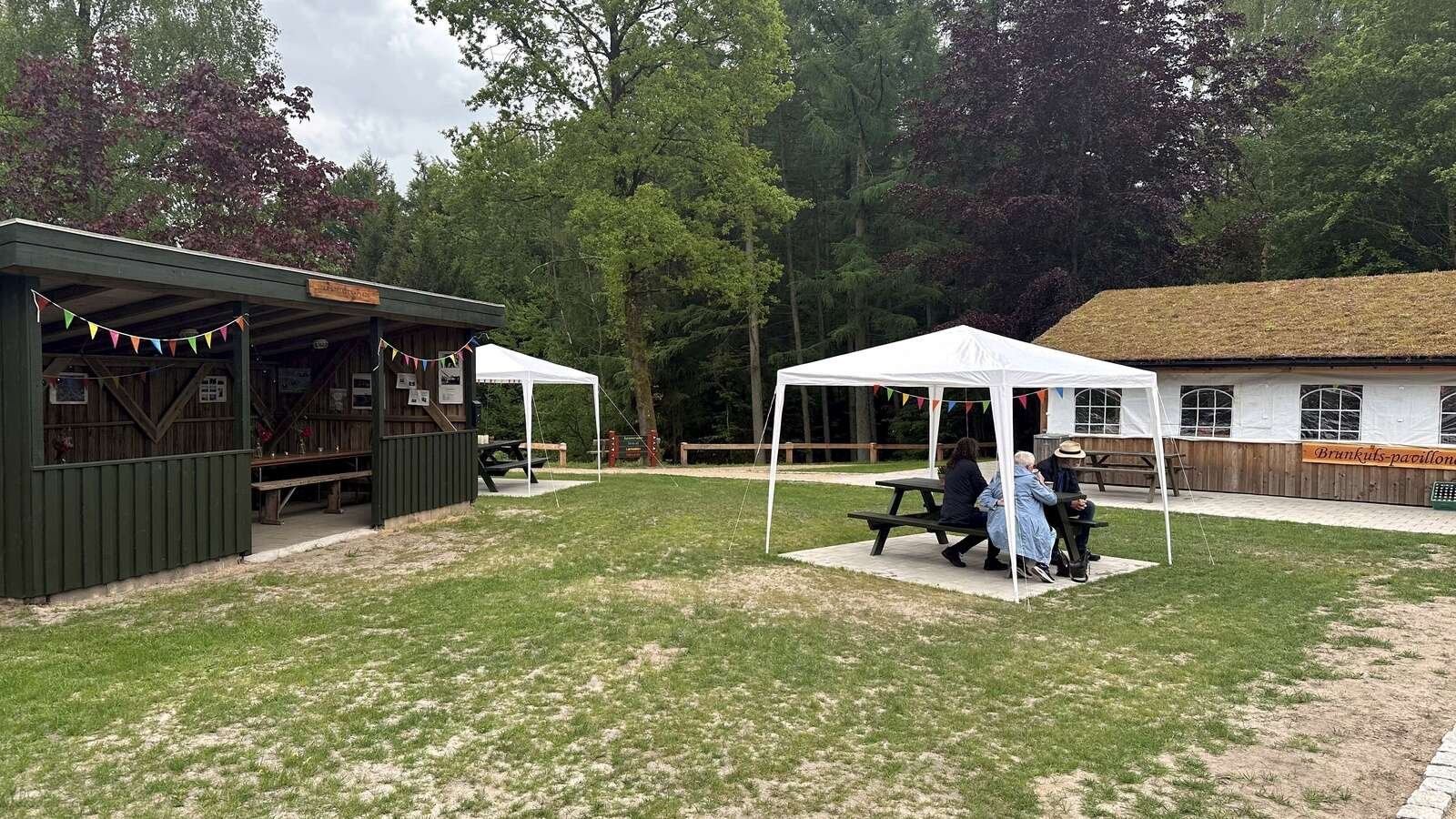 Der er yderligere udendørs faciliteter knyttet til Brunkulspavillonen, hvis byfesten skulle stikke så meget af, at ikke alle kan være indenfor. Den lille pavillon til venstre har nogle år på bagen og er nu indrettet til rygerum.