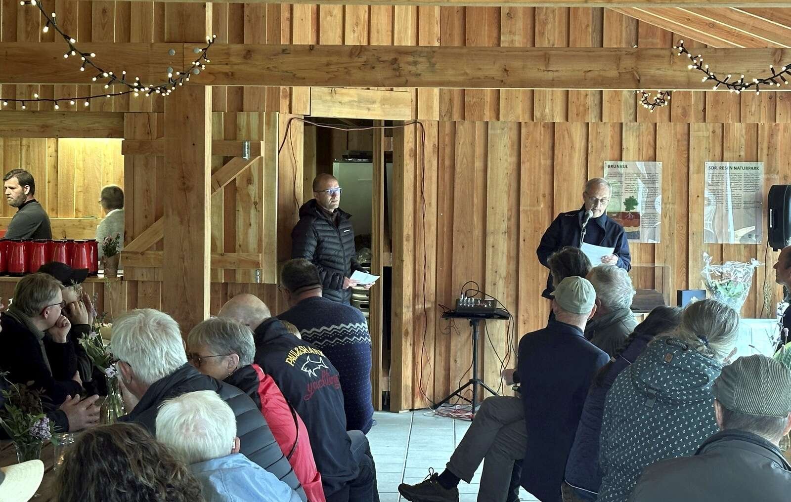Der var indvielsestaler ved formand for Sdr. Resen Borgerhus og Naturpark Finn Eilenberger (th) og formand for Landdistriktsudvalget Kim Dongsgaard (V). Til venstre, hvor kaffekanderne står, ses lugen ind til Brunkulspavillonens køkken.