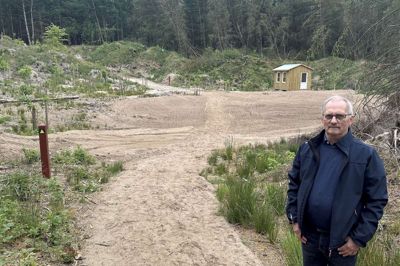 Formand for Sdr. Resen Borgerhus og Naturpark Finn Eilenberger viste gæstfrit rundt, da avisen fredag lagde vejen forbi til indvielse af Brunkulspavillonen og denne lund med 60 frugttræer midt i skoven. Den kan syne lidt gold, men ifølge Finn Eilenberger har der stået vand i bunden af den helt indtil anlæggelsen af frugtlunden, og så har fyldt jord i nogle store huller til frugttræerne, så det skulle ikke være nødvendigt at gå og vande på dem. Det lille hus skal have en gang maling, så den syner mere autentisk som en af de hytter, brunkulsarbejderne boede i, da det eventyr prægede egnen for trekvart århundrede siden.