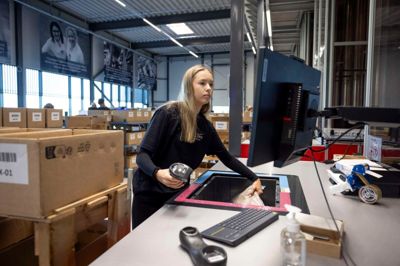Der er forskellige stationer på lageret, så medarbejderne ikke skal stå i den samme stilling hele dagen.