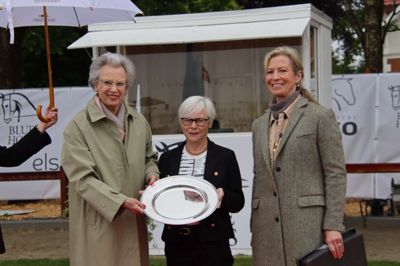 H.K.H. Prinsesse Benedikte og Nicole Siesbye-Suhr, som er barnebarn af Lis Hartel, overrakte Lis Hartels Mindepris til den internationale dressurdommer Susanne Baarup i forbindelse med årets danske mesterskaber.