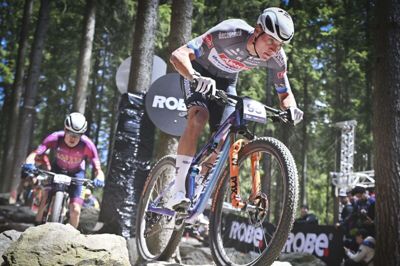Hollandske Mathieu van der Poel kom galt afsted på mountainbiken i et løb i Tjekkiet søndag. (Arkivfoto).
