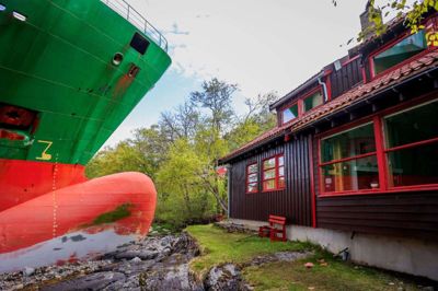 Det 135 meter lange containerskib endte med stævnen få meter fra Johan Helbergs hus.