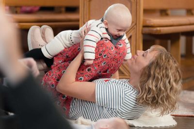Ikast Kirke inviterer kommende og nybagte forældre til »Barselsrummet« i de perioder, hvor der ikke er babysalmesang.