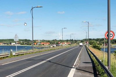 Ifølge denne visualisering bliver udsigten til de fem 185 meter høje vindmøller ved Sundstrup cirka sådan her set fra Virksund-siden af dæmningen.