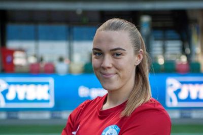 Vilja Dahl i SIF Q-trøjen. Hun boede i Silkeborg, inden hun flyttede til Polen for at blive fuldtidsprofessionel i kvindefodboldklubben Medyk Konin, der spiller i den næsthøjeste række i polsk kvindefodbold. Efter blot et halvt år vender hun nu hjem til Danmark. Ved siden af fodbolden håber hun at finde en elevplads som advokatsekretær. Hendes drøm er senere at læse jura.