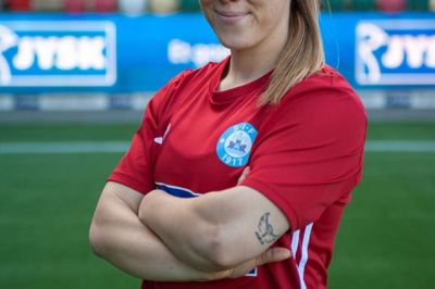 Vilja Dahl og hendes holdkammerater på SIF Q-mandskabet håber, at mange fra fanzonen på Ansvej vil slå et smut forbi Jysk Park for at støtte de lokale fodboldkvinder, når de torsdag med kick-off kl. 12.00 tager imod Issø. SIF Q har støt kurs mod oprykning til 2. division. Foto: SIF Q