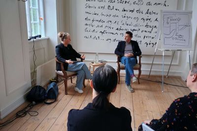 Dorthe Nors i samtale med Jakob Brodersen, som bor i nærheden af Hald. Han bedriver også litteratur med udgangspunkt i det lille sted og med det store udsyn, ligesom Nors, således som det blev formuleret ved præsentationen af de to forfattere.