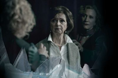 Herning Ny Teater byder til september på teaterthrilleren »Glashuset«, der er en egenproduktion med skuespillerne Sonja Oppenhagen og Birgitte Raaberg i hovedrollerne. Stykket er skrevet af Nanna P. Tüchsen og instrueret af Katrine Wiedemann.