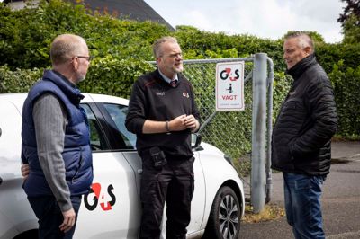 På Bording Station har vagtselskabet G4S fået et lille kontor, hvor vagterne kører eller går ud fra. Her ses Henrik Engedahl (t.v.) og Lars Lausten fra Tryghedsgruppen sammen med tryghedsvagten Mikael Nielsen.