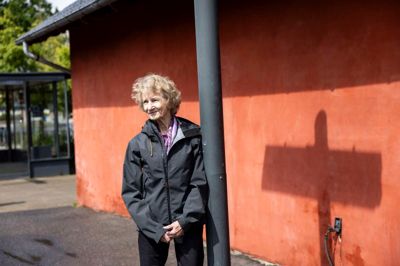 Birgit Toft har en stor del af sit liv boet i Bording, og selv om hun sagtens kan mærke en forandring i byen på grund af Kærshovedgård, må det ikke fylde for meget. Hun er en af de mange borgere, som har takket ja til et tiltag finansieret af de penge, lokalområdet har fået fra staten.