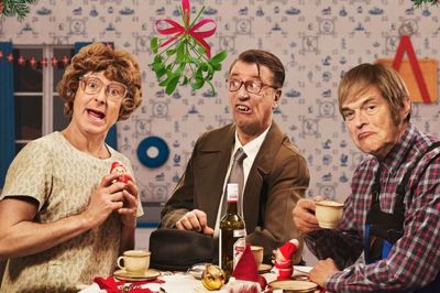Christian Damsgaard portrætterer nissen Günther og Oluf Sands hustru, Gertrud, i musikforestillingen af "The Julekalender". Gordon Kennedy spiller nissen Hansi og den onde nissehader og såkaldte "nåsåer" Benny Jensen, mens Niels Olesen besjæler nissen Fritz og kartoffelavleren Oluf Sand. (PR-foto).