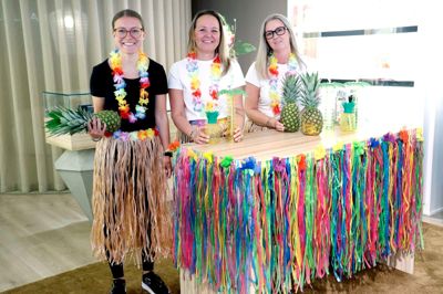 Hos Brillant med indehaver Anja Lund Graversgaard i midten var butikken blevet til Hawaii.