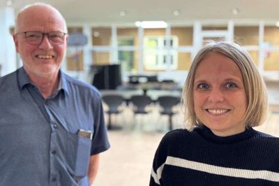 Formand Vagn Bodilsen og leder Linda Arnbjerg i det lyse samlingsrum i Kernehuset.