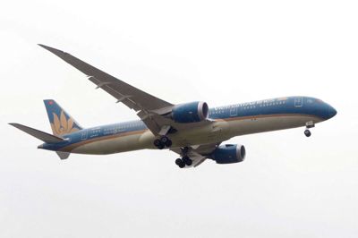 Et fly fra Vietnam Airlines er her fotograferet i 2017 i Vietnams hovedstad, Hanois, lufthavn. Fra december kan rejsende flyve direkte med Vietnam Airlines fra København til Ho Chi Minh City, Vietnams næststørste by. (Arkivfoto).