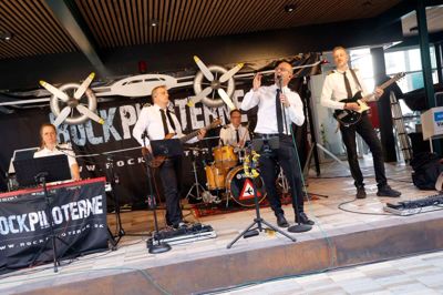 Vores Ikast, byens butikker og hundredvis af mennesker skabte et brag af en fest i onsdags. Rockpiloterne stod for pop- og rockballader, mens mennesker mødtes, plejede gode venskaber og morede sig sammen. Butikkerne var helt og aldeles med på årets lufthavnstema og var forvandlet til lande fra hele verden.