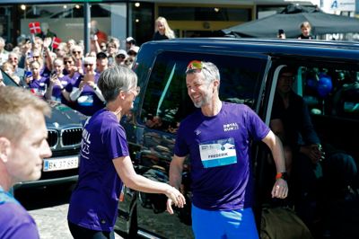 Hernings borgmester Dorte West (V) hilser på kronprins Frederik til Royal Run i Herning i pinsen 2023, inden de begge løber med på femkilometerruten.