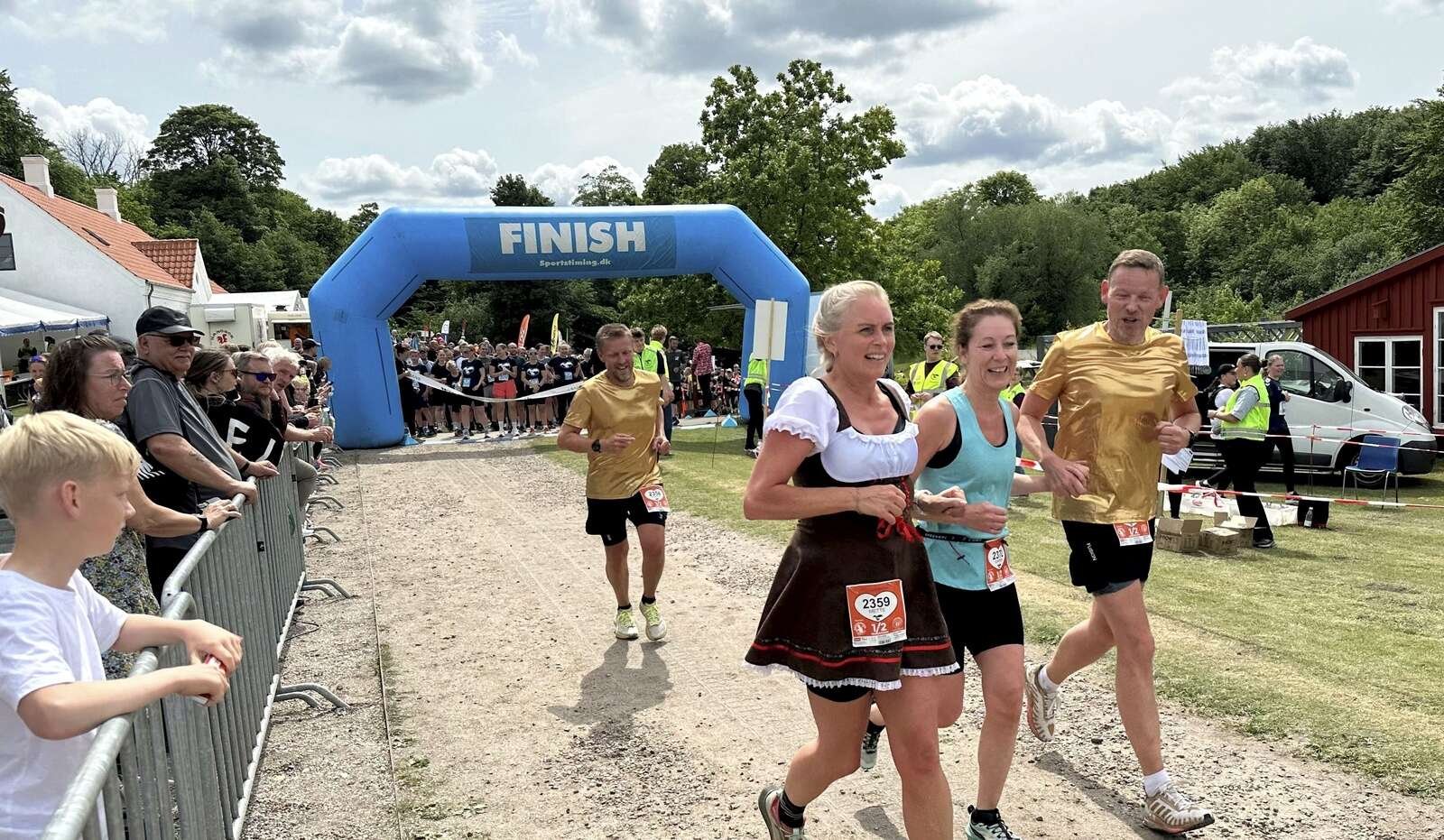 Som om det ikke var festligt nok i forvejen, gør mange deltagere lidt ekstra ud af deres outfit til Kalkmineløbet. Foto: Henrik Bagge