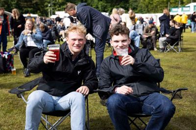 Der var godt humør til åbningen af Herning Rocker 2025 trods lidt mudder på skoene og regn i håret.
