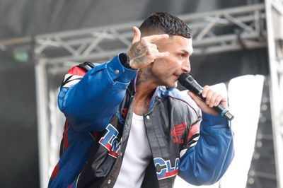 På en solrig lørdag - modsat den våde fredag - indtog Burhan G som dagens første kunstner scenen på Herning Rocker.