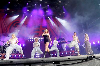 Sammen med band og dansere indtog Tessa lørdag aften scenen på Herning Rocker.