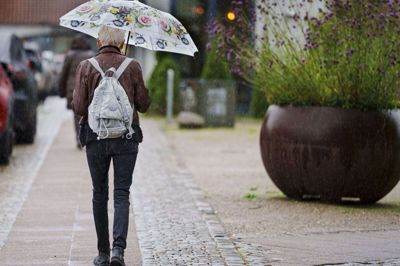 Søndag varsler DMI om risiko for lokale skybrud og kraftig regn i det meste af landet. (Arkivfoto).
