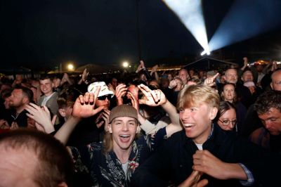 Så festligt så det ud blandt publikummet, da D-A-D spillede koncert til Herning Rocker sidste år.