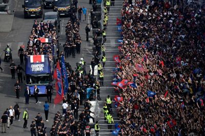 I sikker afstand fra fansene på det meste af ruten fejrede PSG-spillerne deres triumf i Champions League.