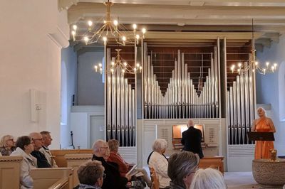 Pianisten Bo Lundby-Jæger havde bænket sig ved Sunds Kirkes relativt nye Andersen & Bruhn-orgel, mens Aleksandra Vagner indtog pladsen ved døbefonten under operacaféen i Sunds, der blev en tyvstart på Herning Opera Festival.